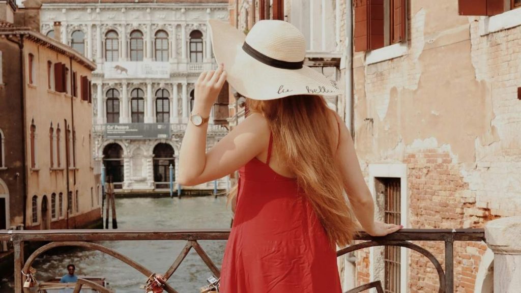 een vrouw in Venetië en in een rode jurk