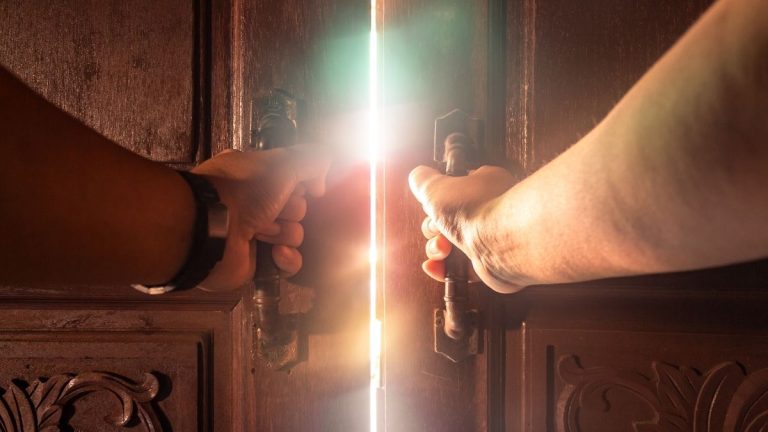 twee mensen die een deur openen naar een onbekende wereld