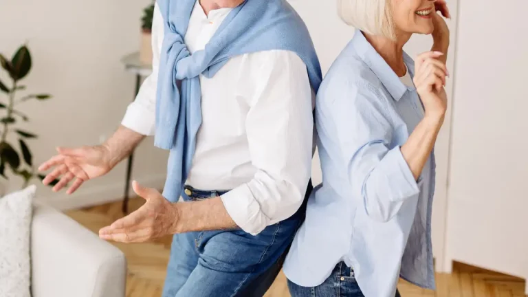 oudere man en vrouw dansen samen
