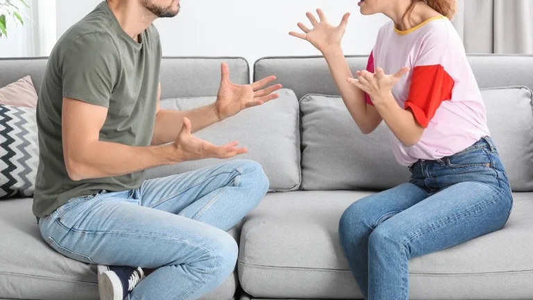 Een man en vrouw die ruzie hebben