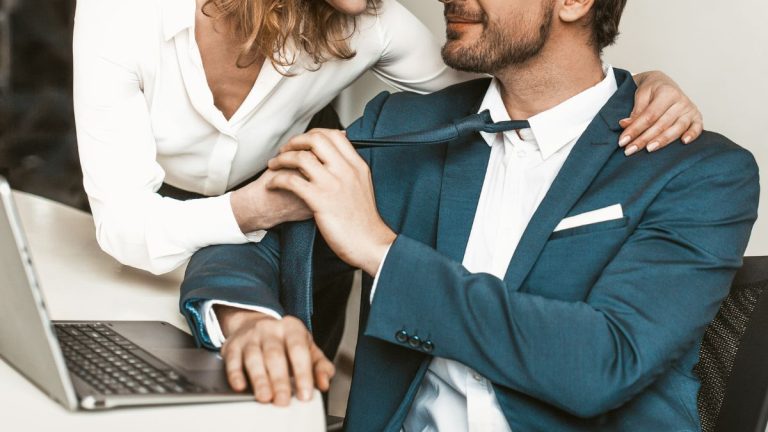 vrouw die met haar baas flirten op het werk