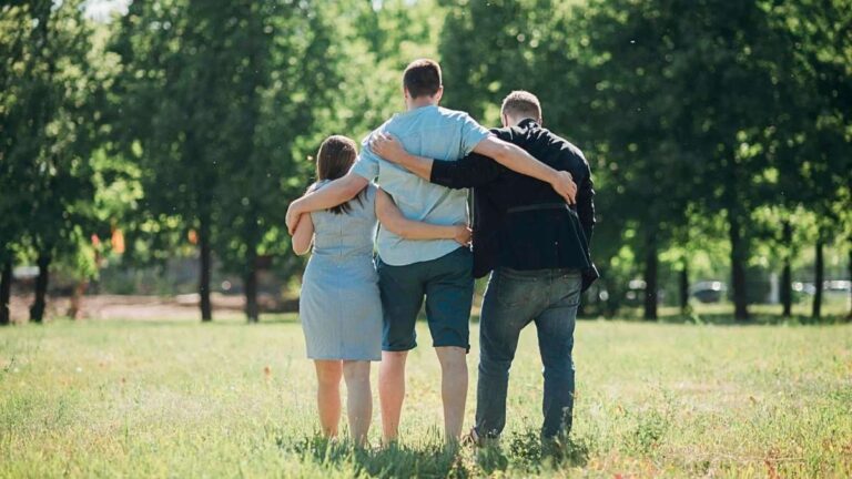 Een vrouw die intiem met twee mannen loopt