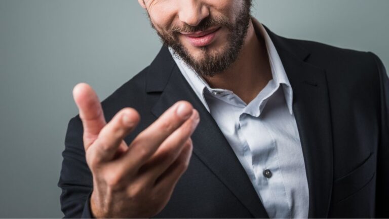 knappe man maakt een uitnodigend gebaar met zijn hand