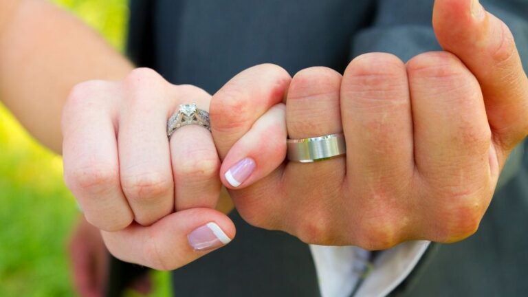 getrouwde man en vrouw doen een 'pinkie promise'