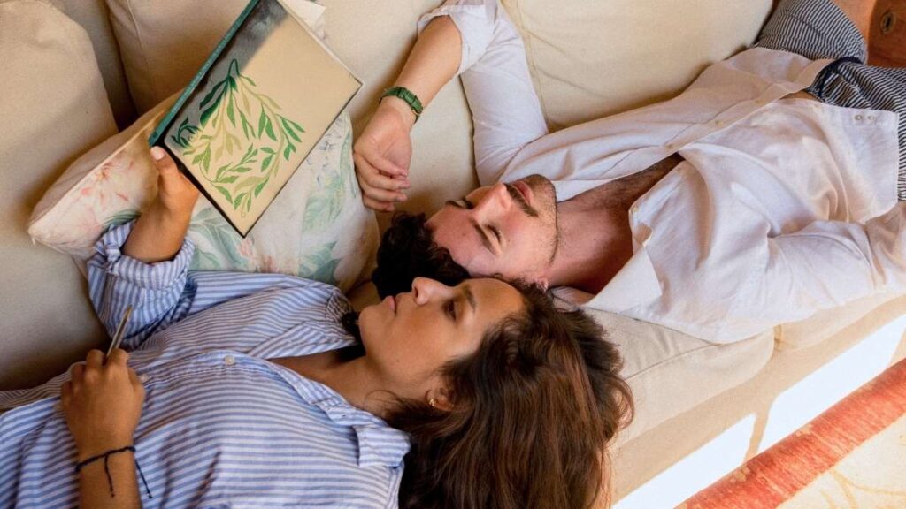 een koppel dat aparte activiteiten samen onderneemt