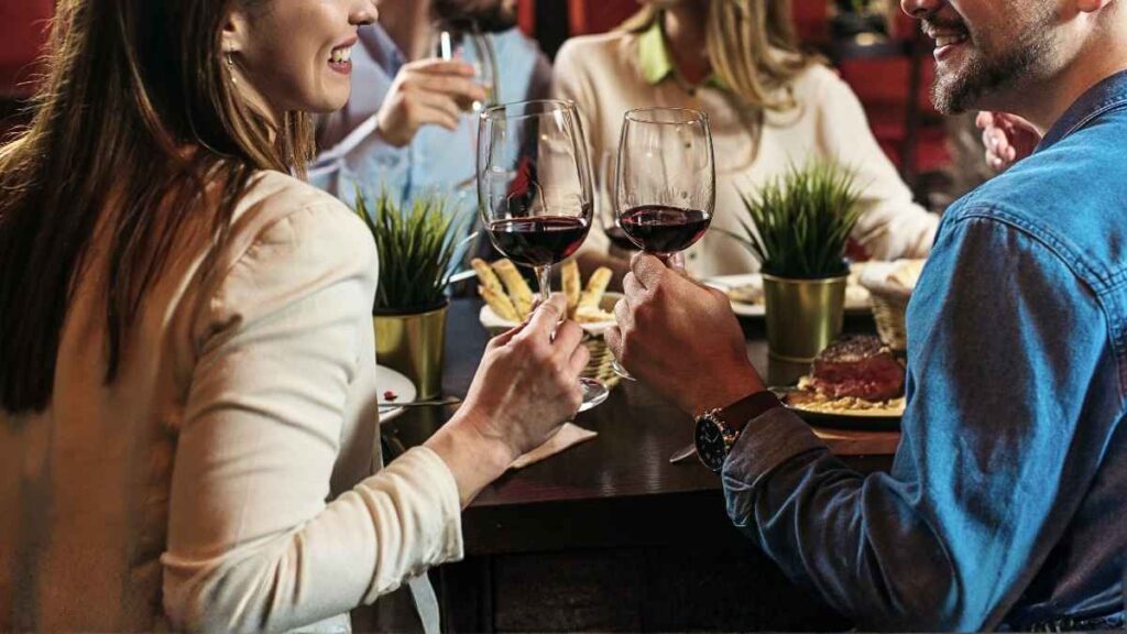 twee stellen die genieten van een gezellige avond