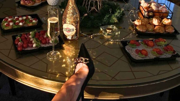 Vrouwenhak op een chique eettafel