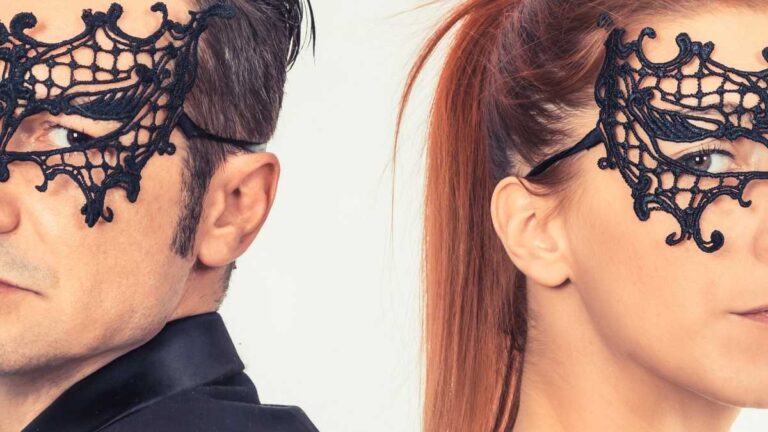 Man en vrouw met een masker op