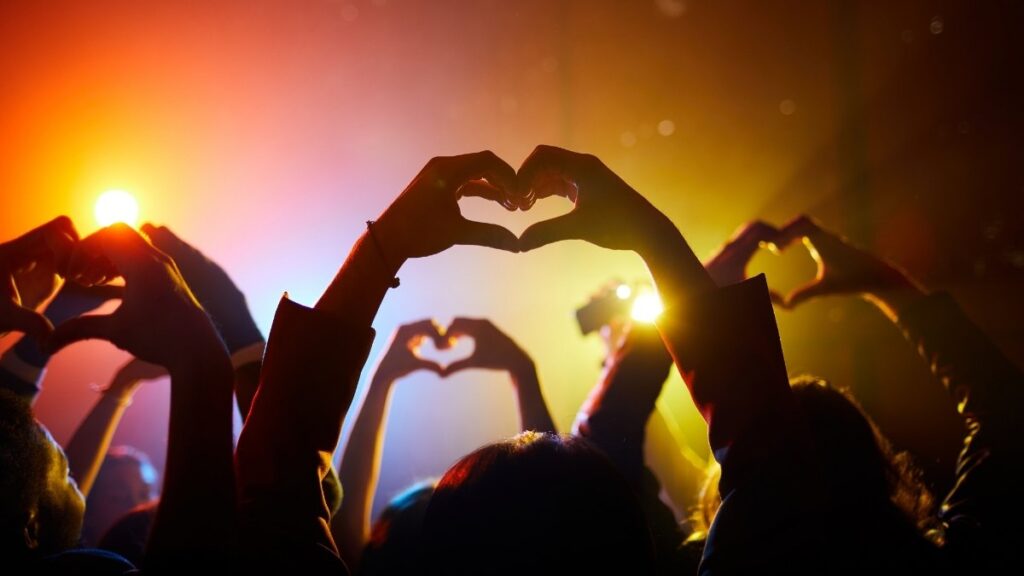 groep mensen die liefde tonen